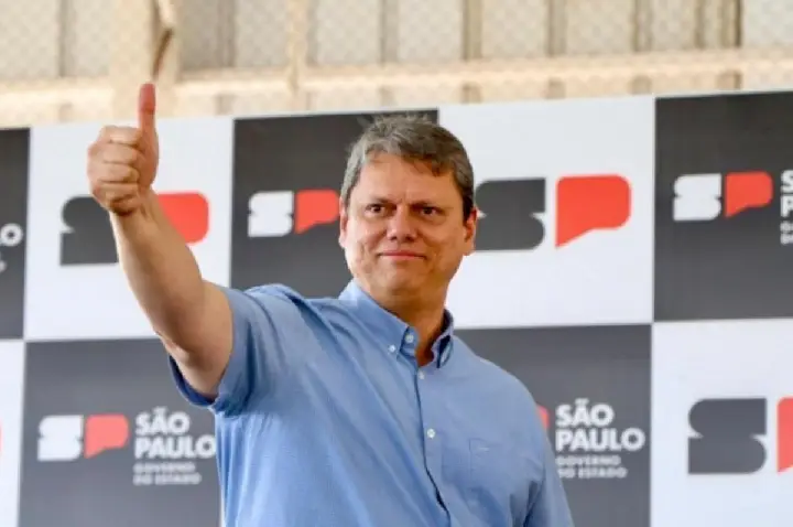 Tarcísio politiza incêndios na amazônia e posta 'filmes de ação'
