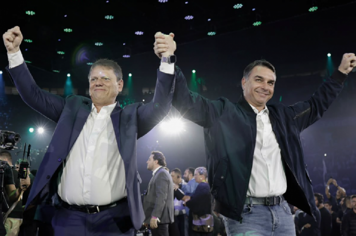 Tarcísio se distancia do bolsonarismo enquanto flerta com 2030