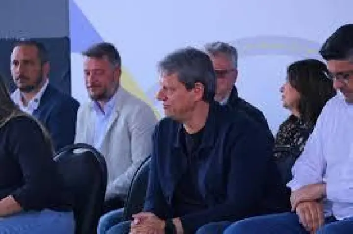 Tarcísio visita Pirajuí para encerrar cursos