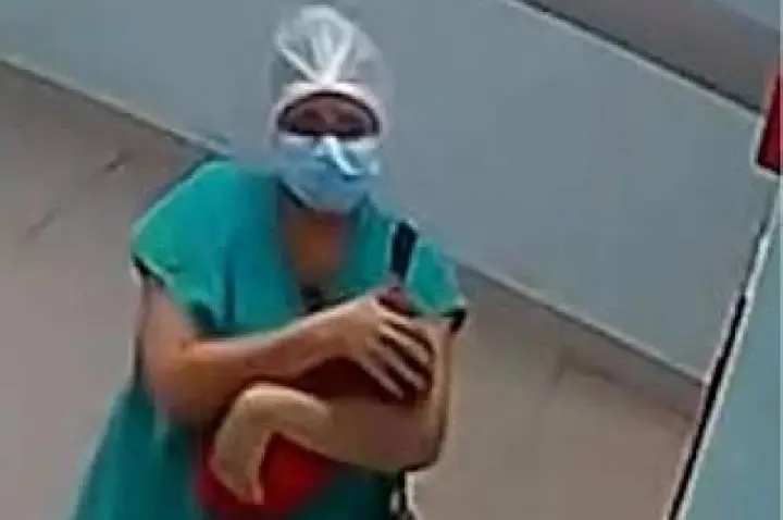 Técnica de enfermagem é presa após tentar levar bebê na bolsa