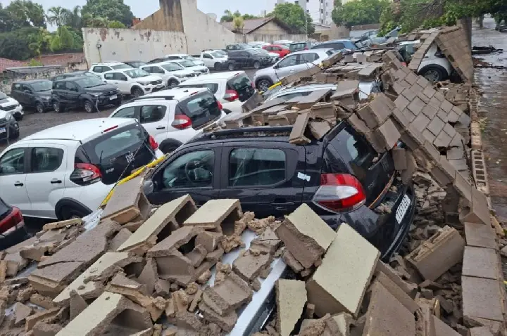 Tempestade derrubou muros em frigorífico, condomínio e garagem