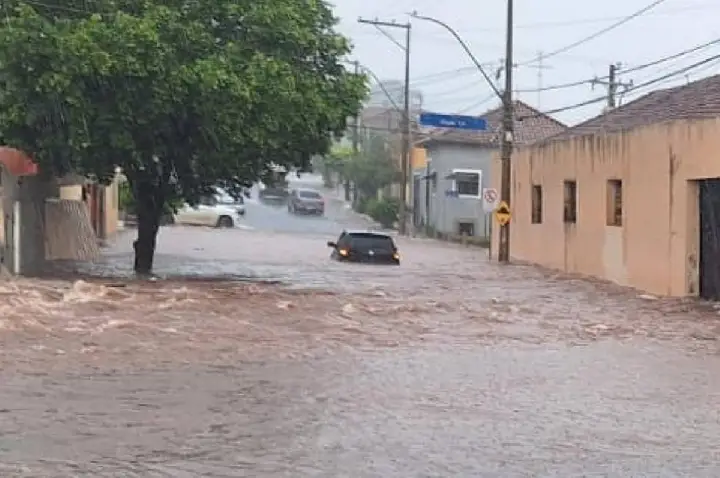 Temporal alaga ruas de Barretos; família fica ilhada em carro