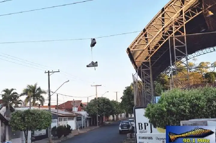 Tênis e sapatos pendurados em fios da rede elétrica nas ruas de Pirajuí: entenda os riscos dessa prática