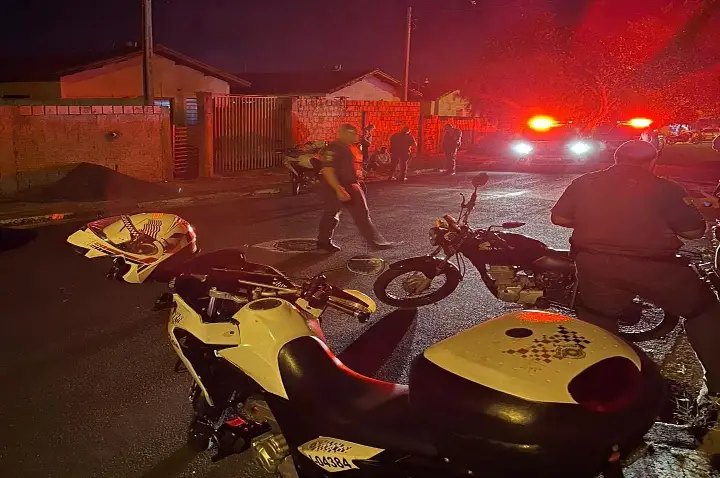 Tentou escapar, mas não conseguiu. Polícia Militar de Pirajuí prende condutor e apreende moto irregular.
