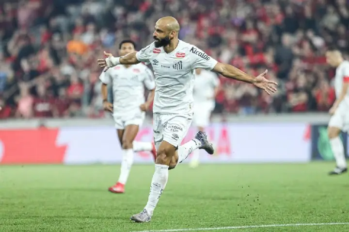 Thaciano marca para o Santos, mas Athletico vence no fim