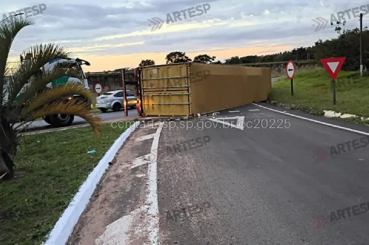 Tombamento de carreta fecha alça de acesso à Marechal Rondon