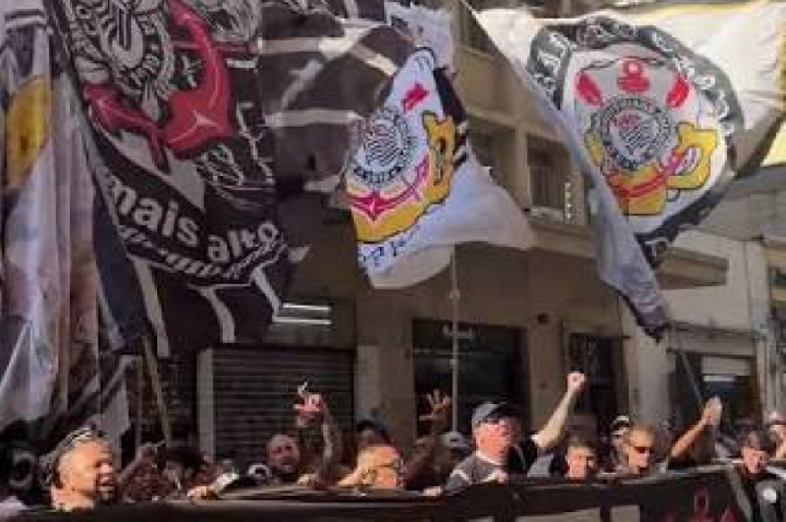 Torcedores protestam no MP e pedem intervenção no Corinthians