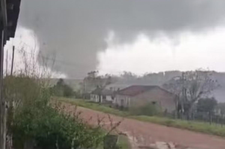 Tornado atinge cidade no RS e acende alerta para novos temporais