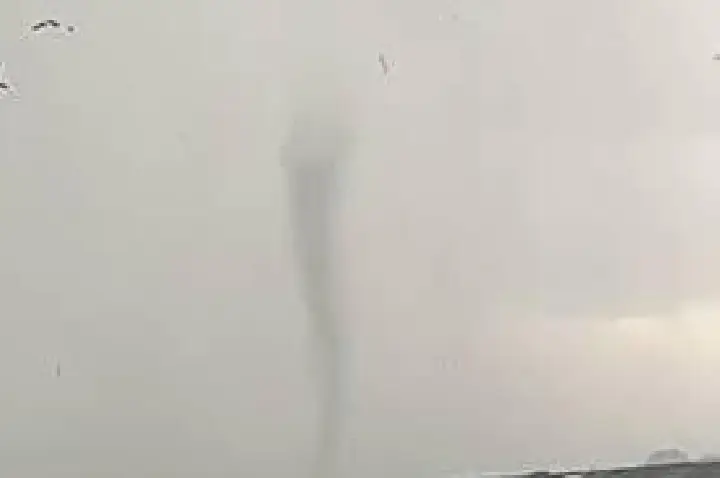 Tornado no Paraná assusta moradores e provoca estrago