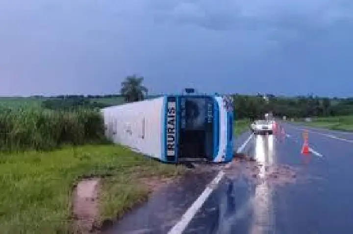 Trabalhadores rurais ficam feridos em acidente na Bauru-Iacanga
