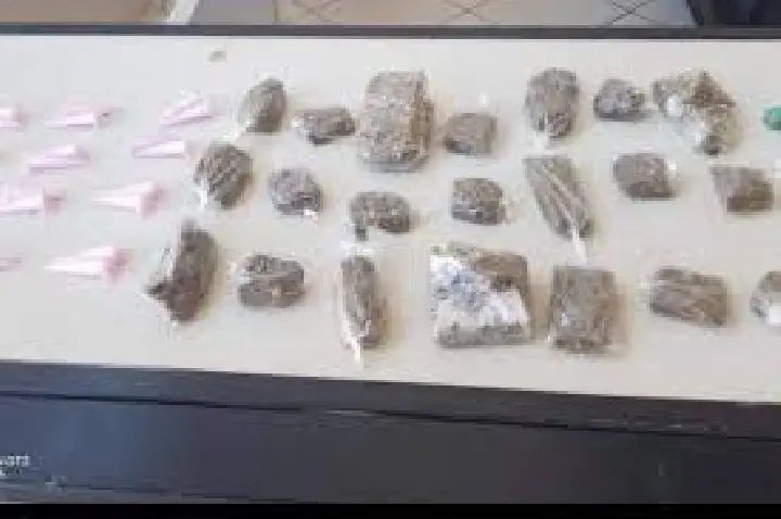 Traficante aborda policial, foge ao notar erro e deixa cair droga