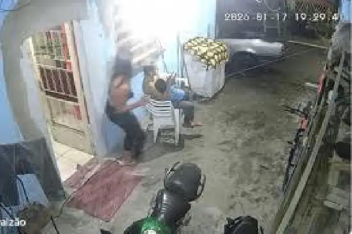 Trans esfaqueia e mata mulher enquanto ela amamentava bebê