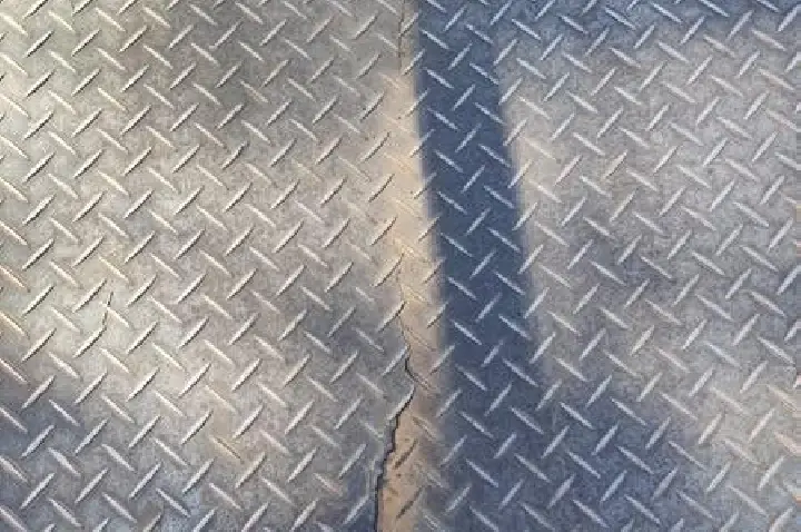 Travessia de ponte sobre a linha férrea na estrada Santa Maria, em Pirajuí, transforma-se numa aventura muito perigosa Chapas do piso soltas e corrimã