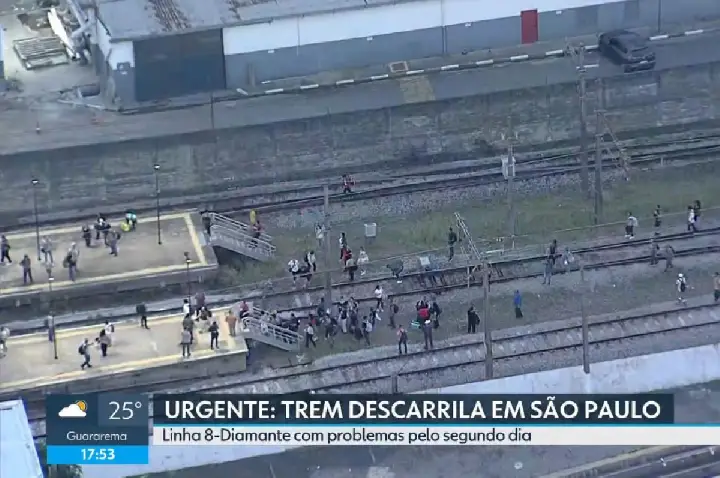 Trem descarrilha na linha 8-diamante, na Grande São Paulo