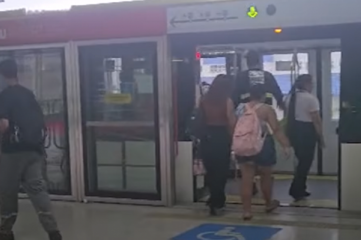 Trem do aeroporto de Guarulhos tem selfie, elogios e falha