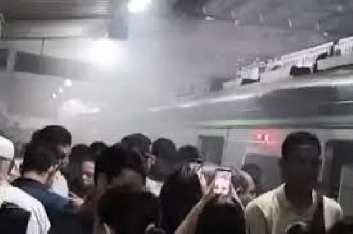 Trem quase pega fogo no Recife e apavora passageiros; VÍDEO