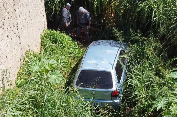Trio é detido após tentar atropelar PM e cair com carro em buraco