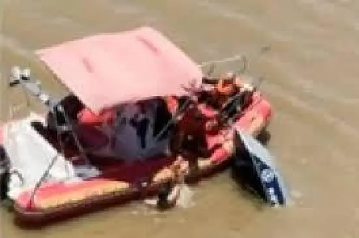 Trio passa noite à deriva e é resgatado após naufrágio em SP