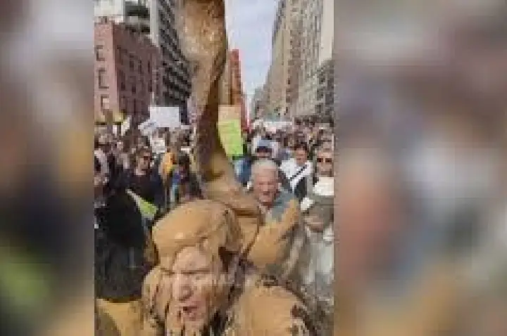 Trump posta vídeo em que joga fezes em manifestantes; VÍDEO