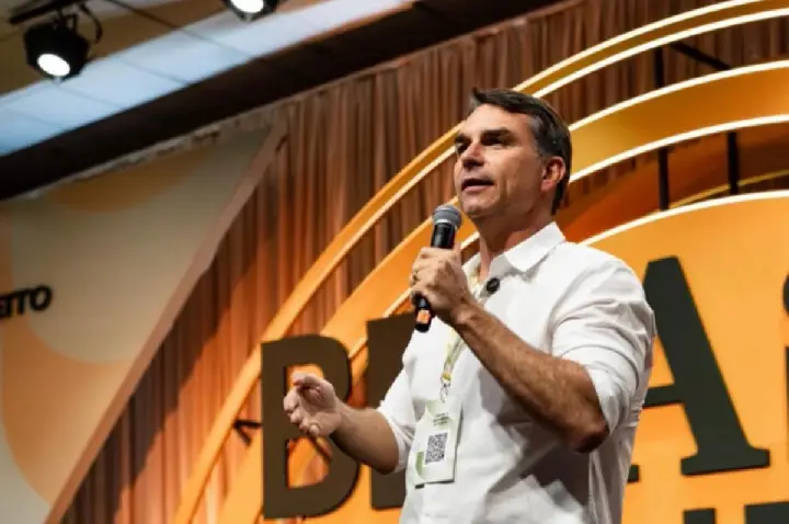 TSE manda filiar Flávio Bolsonaro ao PL após fraude