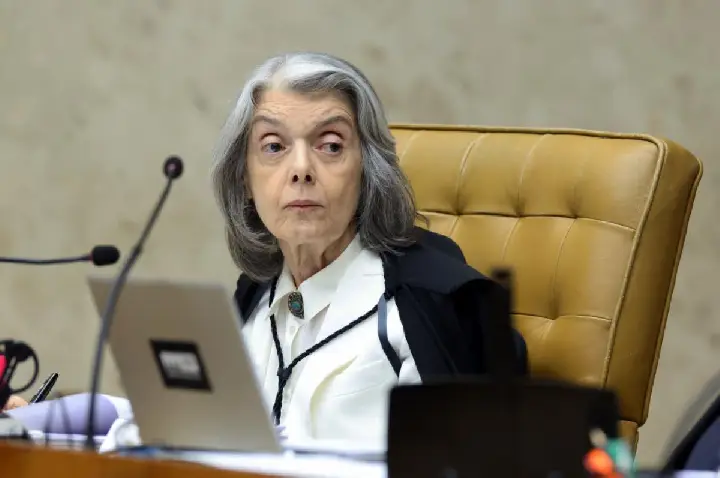 Última a votar, Cármen Lúcia pede desculpas e lamenta sessão