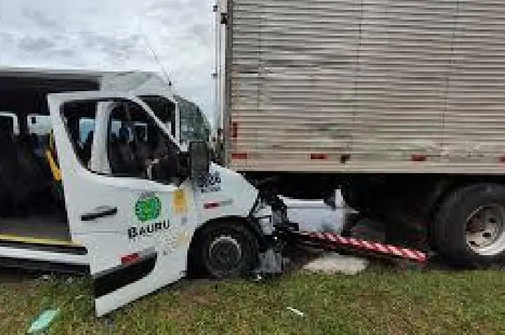 Uma pessoa morre em acidente com van da Saúde de Bauru em rodovia