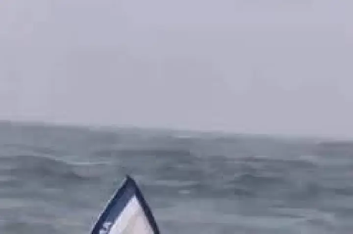 URGENTE: Embarcação afunda em Ilhabela com seis pessoas