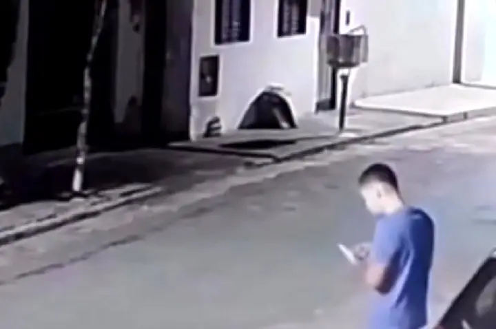 Usou celular da esposa e marcou encontro com o amante