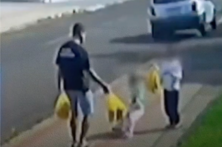 'Vai sobrar pra você', pai que chutou filha intimidou testemunha