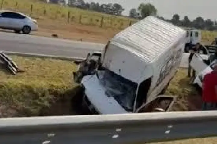 Van de bicicletaria de Birigui colide com caminhão na Rondon