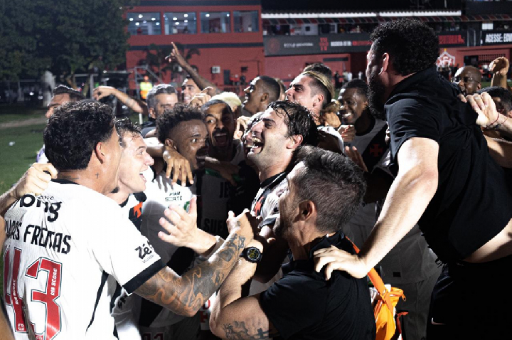 Vasco brilha no 2º tempo, derruba o Vitória e pega o Palmeiras