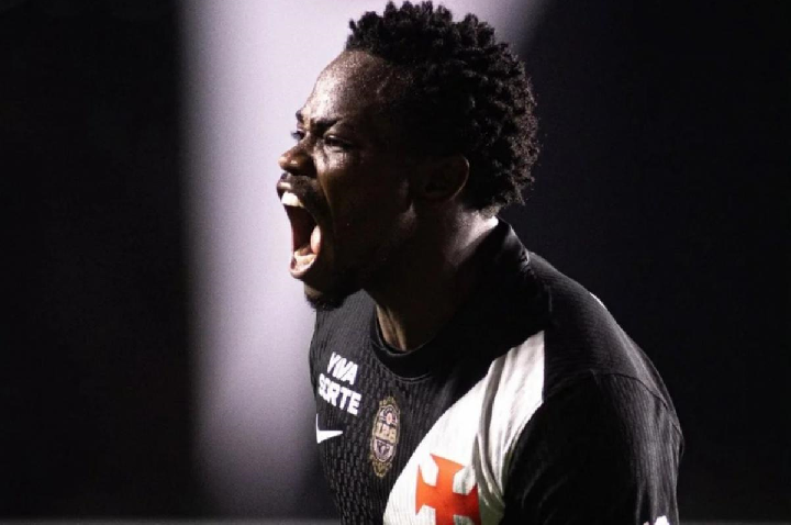 Vasco supera expulsão e bate o Vitória com golaço de Gómez