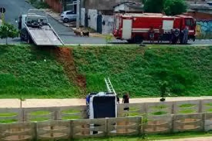 Veículo cai em córrego de Complexo Esportivo, em Bauru