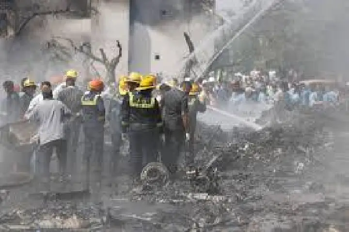 VEJA momento em que avião explode; mais de 200 pessoas morreram