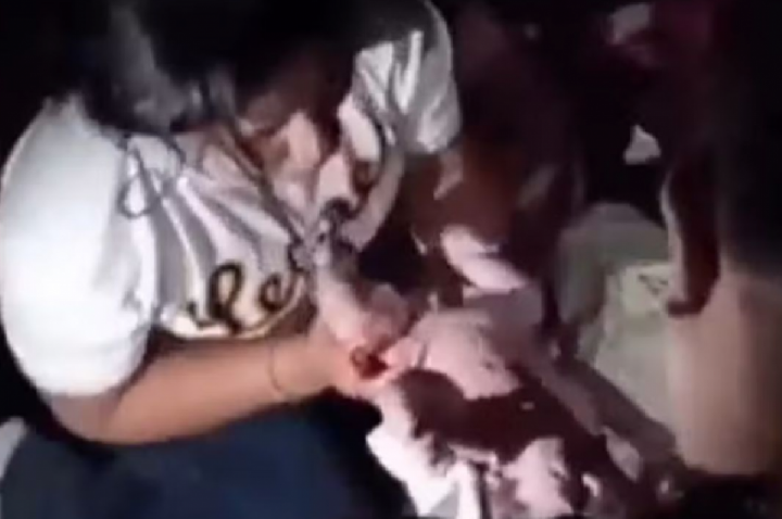 VEJA momento em que bebê nasce nos escombros dos terremotos