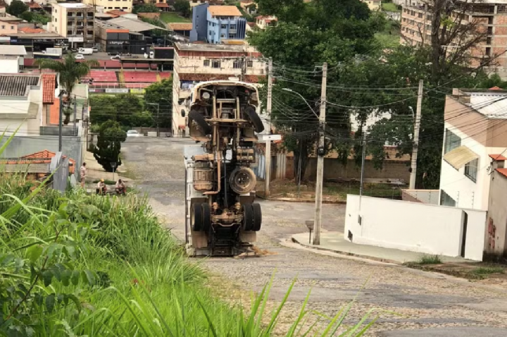 VEJA quando caminhão de areia tomba e fica em pé