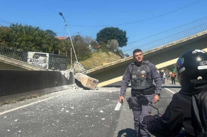 VEJA quando passarela atingida por caminhão desaba; 2 morreram