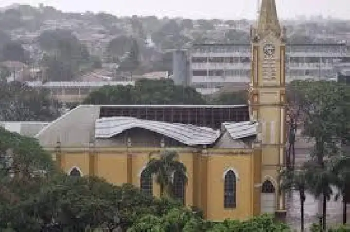 Vendaval e forte chuva destelham, alagam e deixam cidades sem luz