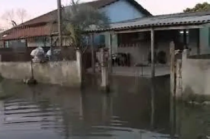 Vento empurra água gelada do Guaíba para dentro das casas; VÍDEO