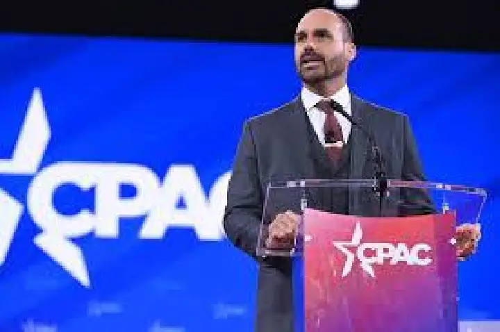Viagem de Eduardo Bolsonaro pode ter 'indícios de irregularidade'