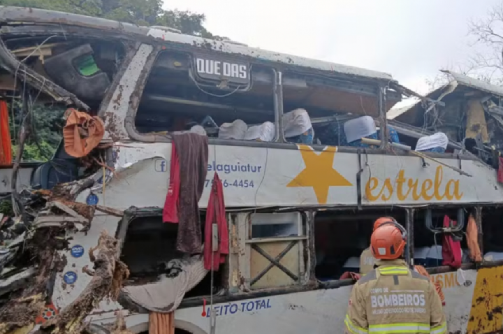 Viagem de ônibus que tombou em Petrópolis era irregular