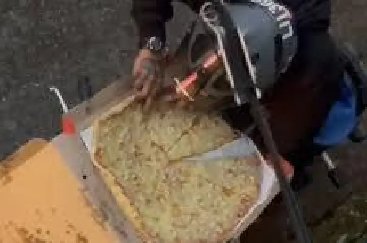 VÍDEO: Com fome, motoboy come pedaço de pizza antes da entrega