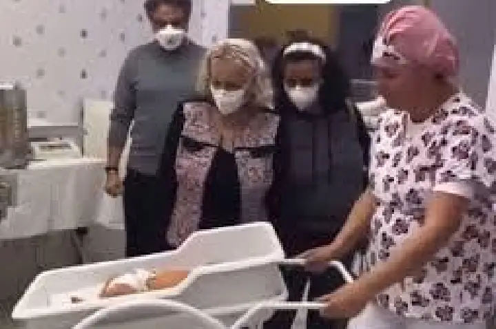 VÍDEO: Família vai até a maternidade para conhecer bebê reborn