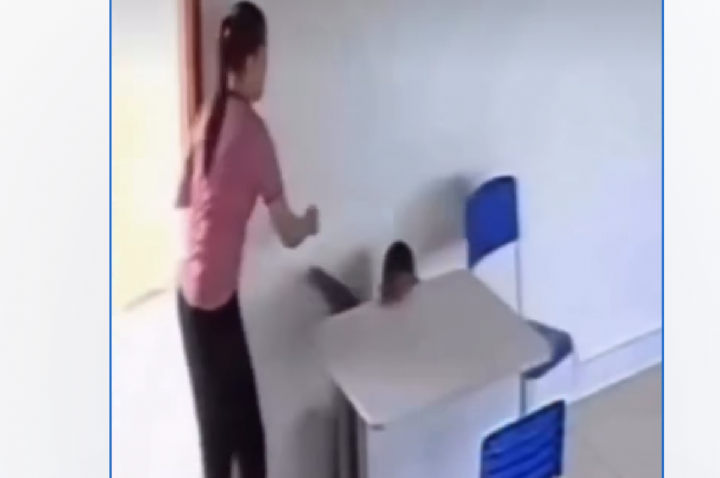 Vídeo flagra diretora empurrando aluno com força; VEJA