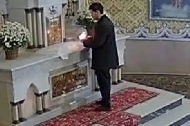 VÍDEO: Homem invade igreja católica e coloca explosivo no altar