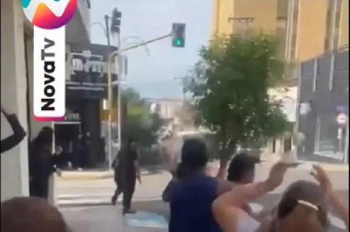 Vídeo impressionante: condutor passa mal e bate em carros parados