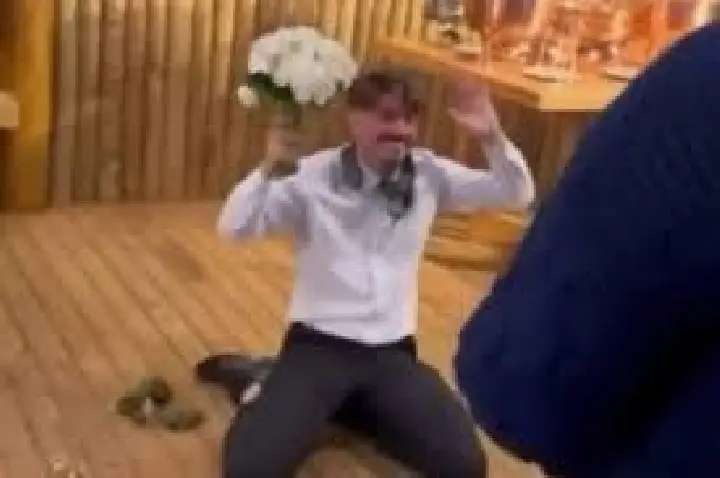 VÍDEO: Irmão da noiva destrói decoração em luta por buquê