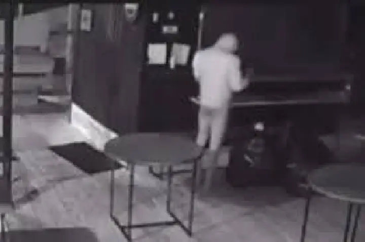 VÍDEO: Ladrão tira a calça, veste uma calcinha e furta bebidas
