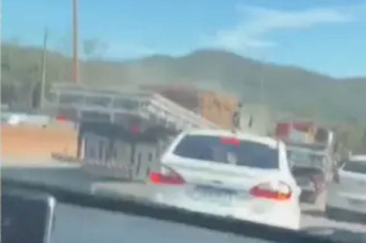 VÍDEO mostra caminhão desgovernado atingindo 28 veículos