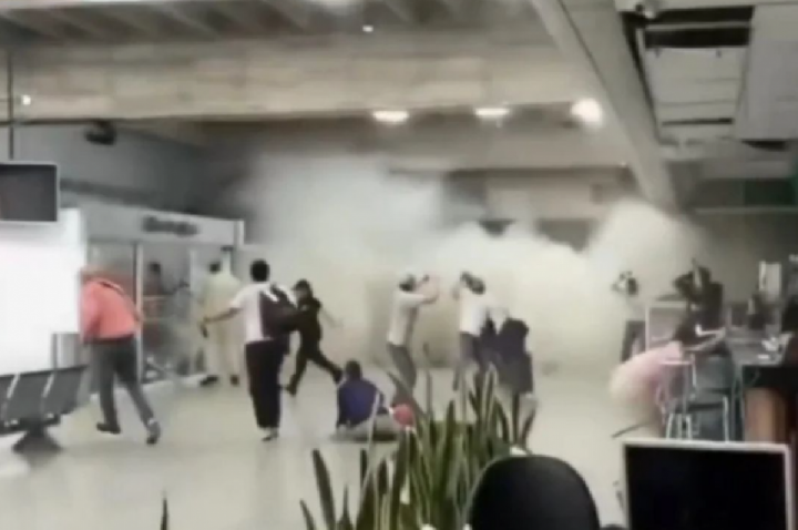 VÍDEO mostra desabamento de teto de aeroporto na Venezuela